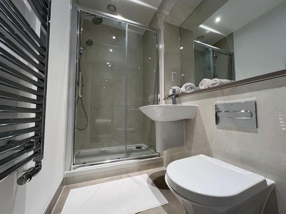 2 Bed Penthouse Style Apartment Лондон Екстериор снимка