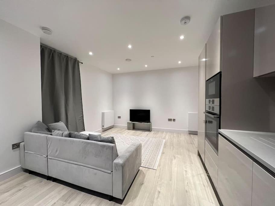 2 Bed Penthouse Style Apartment Лондон Екстериор снимка